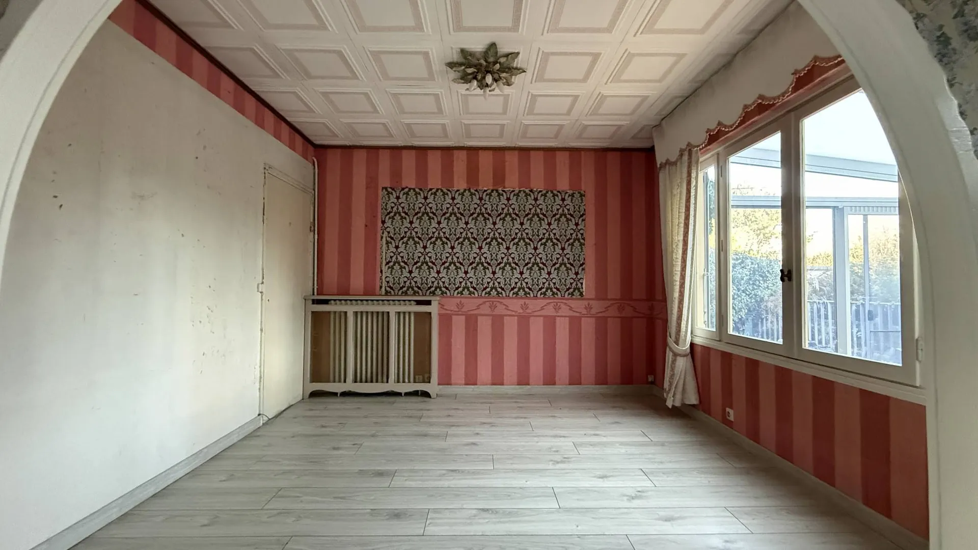 Le sous-sol total de 76 m² inclut chaufferie, buanderie, caves et un garage double, idéal pour du stockage ou un futur aménagement.