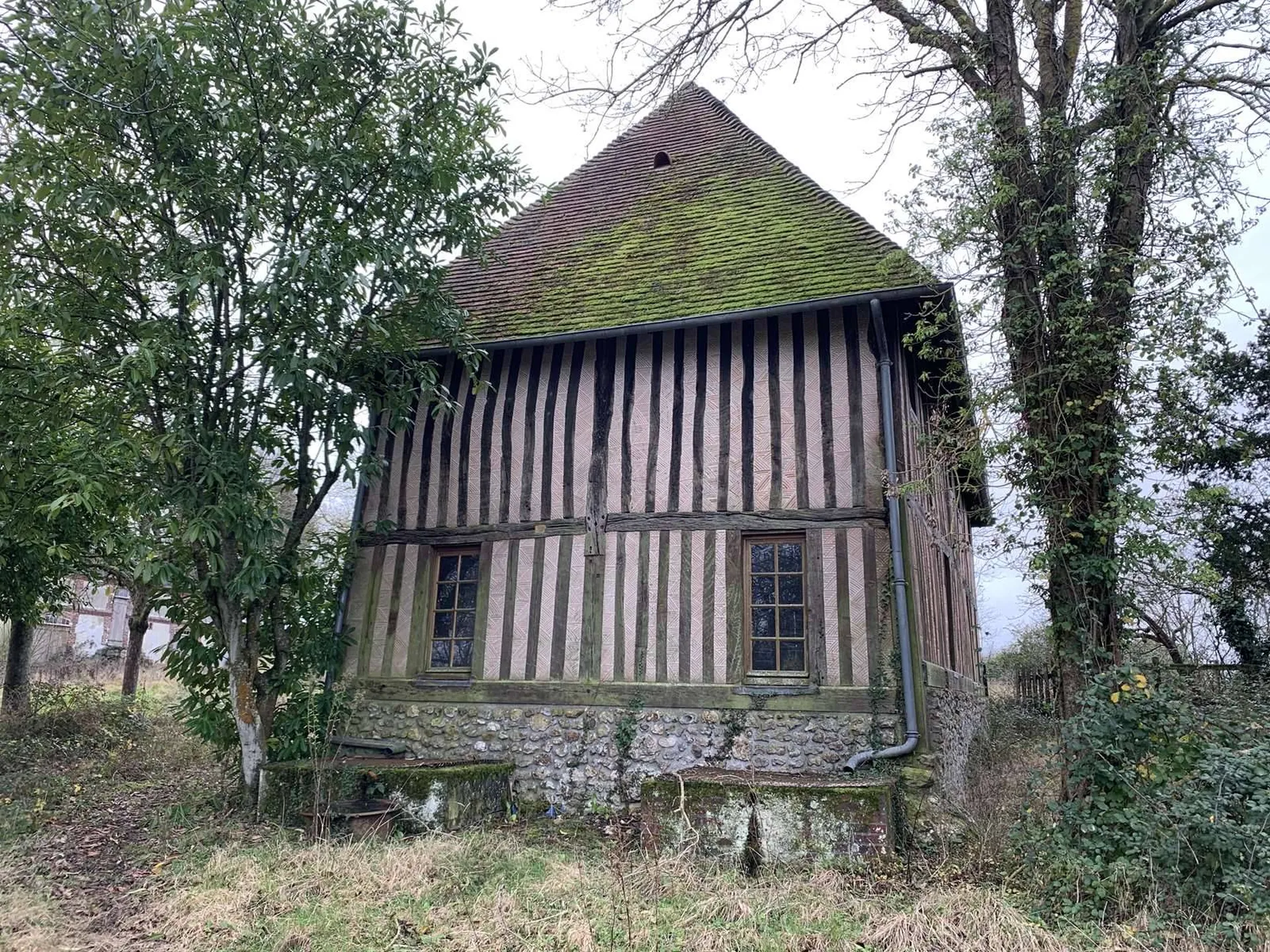 Dans le SUD du PAYS D'AUGE du CALVADOS, entre LISIEUX 14100 et LIVAROT 14140, l'Agence TERRES ET DEMEURES DE NORMANDIE à LISIEUX (14100), 41 Avenue Victor HUGO, vous propose d'ACQUERIR cette propriété située dans un environnement préservé, et au calm