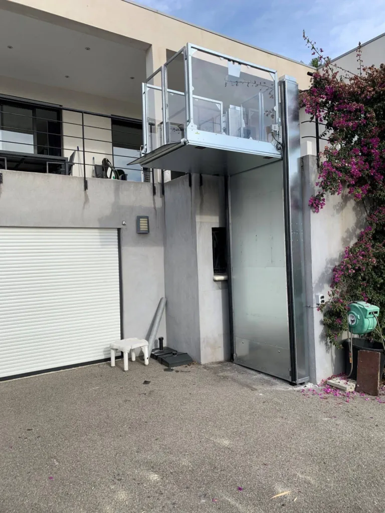 La plateforme verticale Strategos en position haute située à une élévation de 3 m en extérieur à Martigues près d'Aix en Provence 