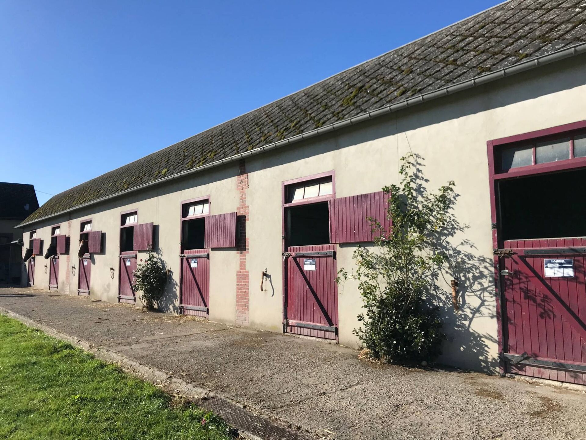 A la vente grand Haras édifié sur un terrain de 14 Hectares situé a 10 minutes de Pont Audemer 27500
