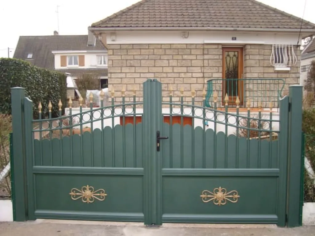 Pose de Portail Battant Rétro Sur-Mesure, Portail Motorisé en Acier et Aluminium au Havre en Seine-Maritime 76