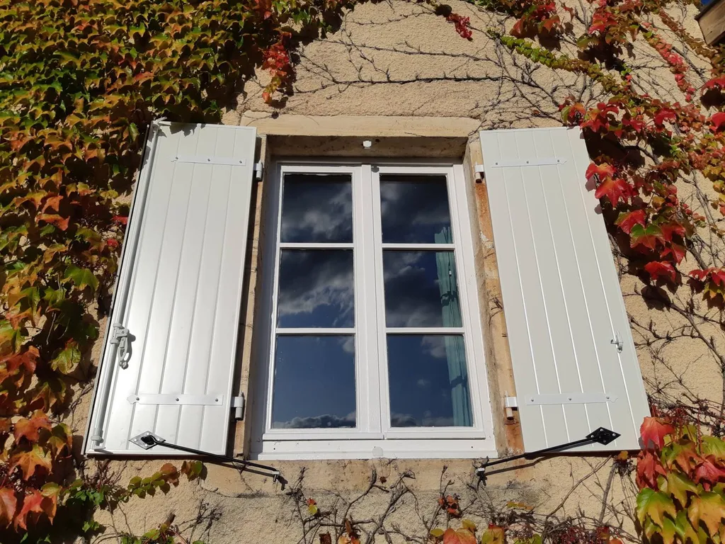 Pose de volets battants et roulants en bois et en alu à Villefranche sur Saône