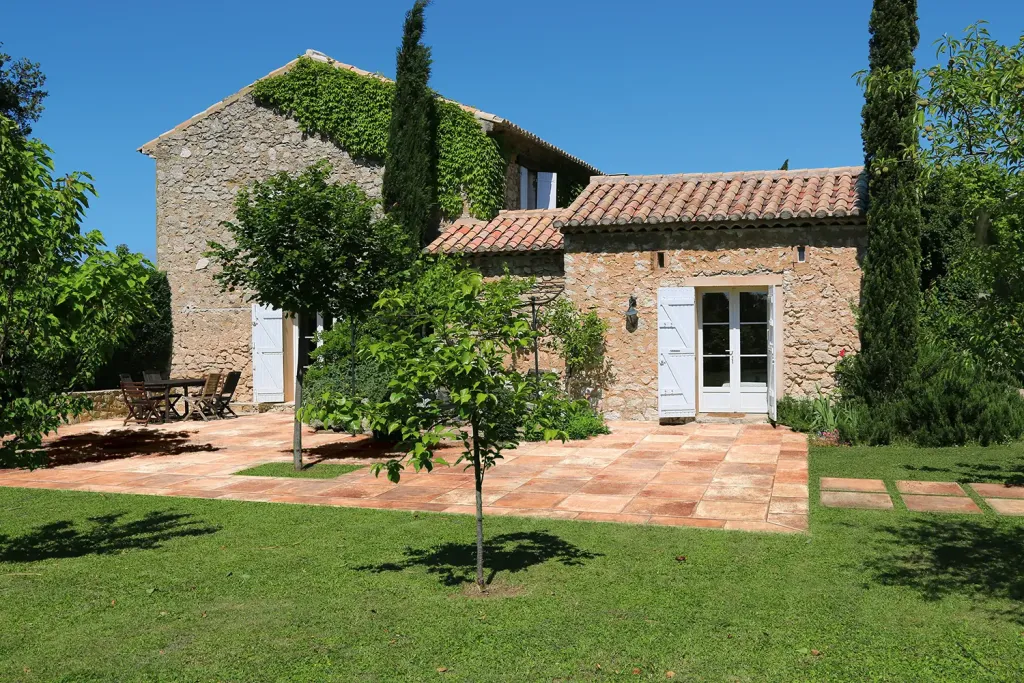 À Bois-Guillaume, en Seine-Maritime, la teinte Mud s’intègre naturellement aux ambiances scandinaves épurées.