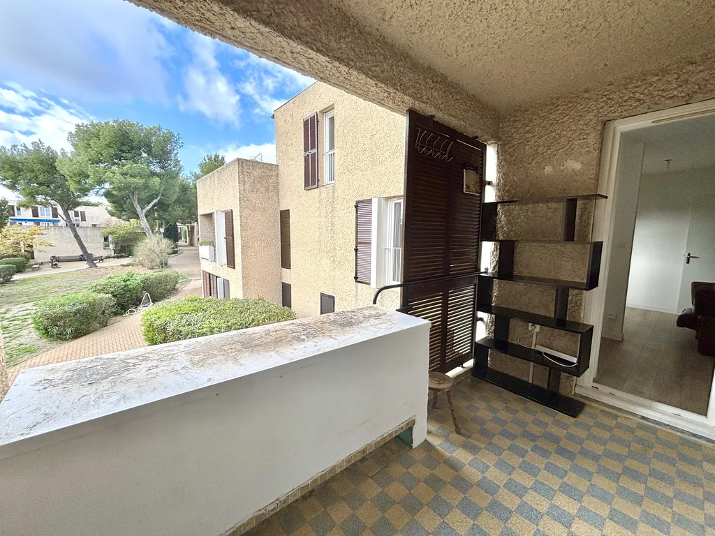 Vente appartement T4 Cassis  avec balcon bénéficiant d'une vue arborée dans copropriété avec parking libre et cave