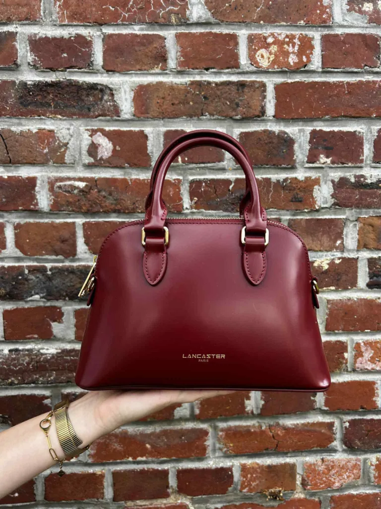 Sac Lancaster cuir lisse coloris carmin disponible chez Evasion Eu