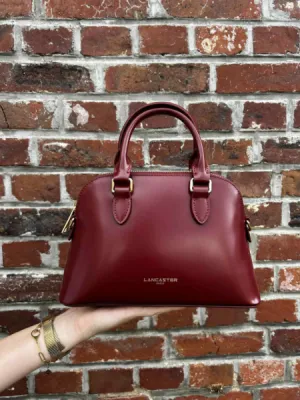 Sac Lancaster cuir lisse coloris carmin disponible chez Evasion Eu
