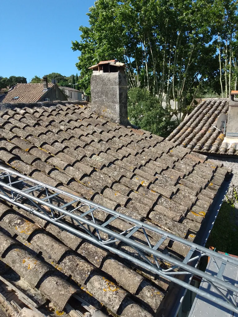 Artisan couvreur zingueur à Sommières pour vos travaux de toiture dans le Gard et l’Hérault durables fiables