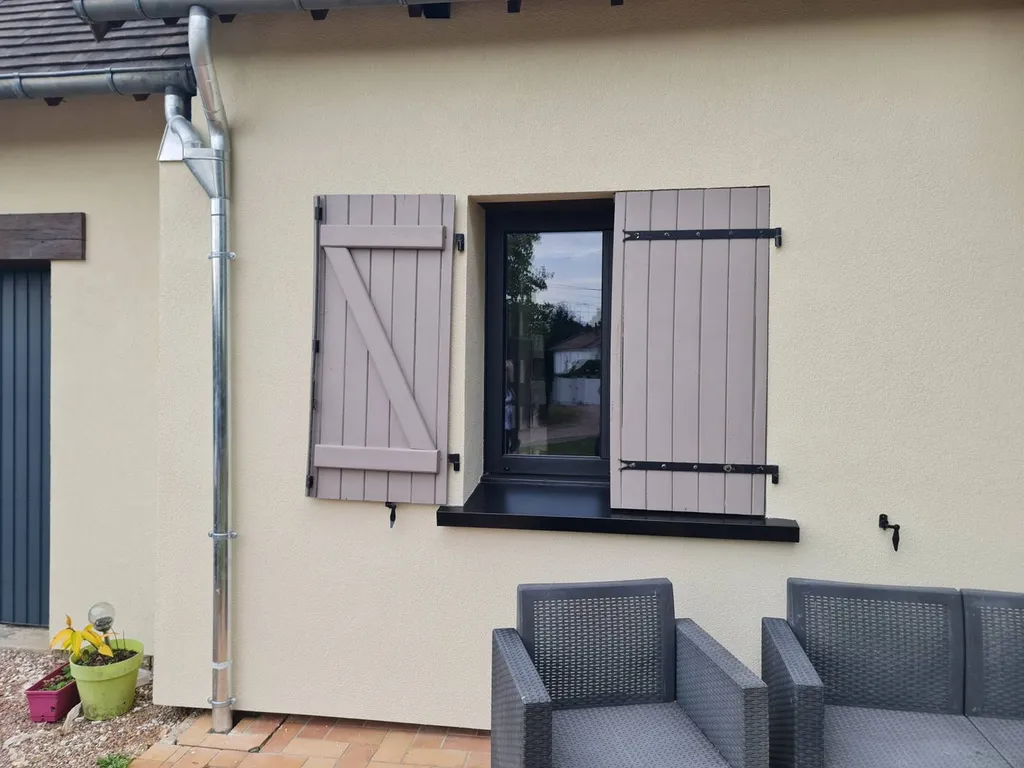 Détails soignés : Cornières d'angles et appuis de fenêtres installés par EFIBAT pour parfaire la rénovation énergétique à Saint-Elier (27).