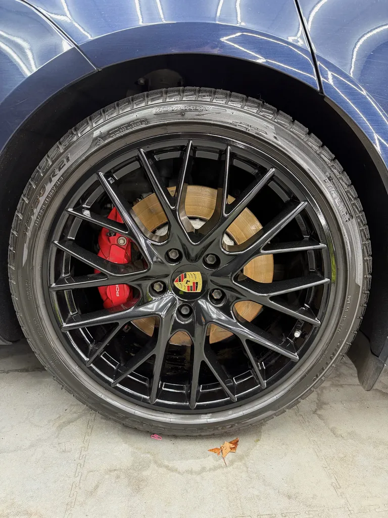 Service premium de nettoyage intérieur et extérieur à Veauche pour Porsche Panamera Turbo avec soin esthétique avancé et finition irréprochable