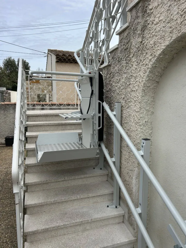 Etude millimétrée pour faire passer cette plateforme oblique Lehner Stratos, dans un escalier extérieur près de Marseille