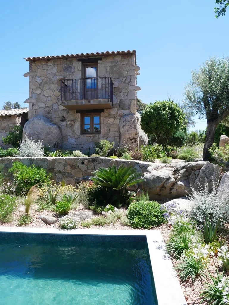 Aménagement paysager complet avec plantations méditerranéennes, pavage granit et éclairage de jardin sur mesure en Corse