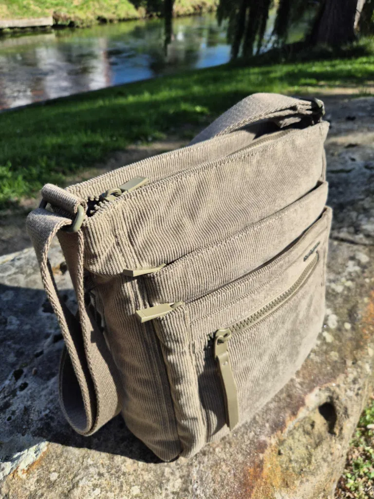 Sac bandoulière HEDGREN en velours disponible chez Evasion Eu