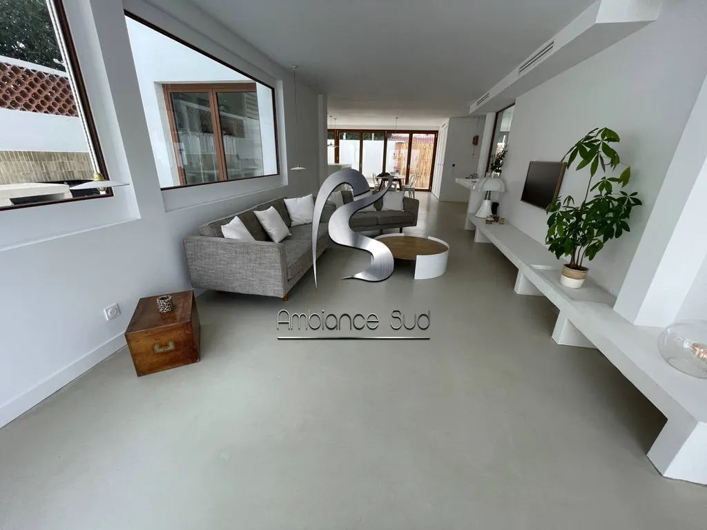 Application d'un béton ciré sur le sol d'une maison en construction