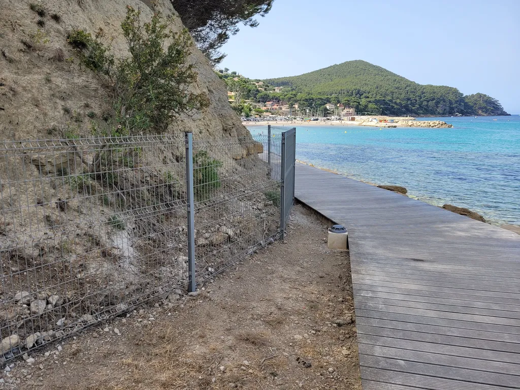 Fabricant de clôtures panneaux rigides avec traitement bord de mer pour les sentiers du littoral près de Marseille dans les Bouches-du-Rhône