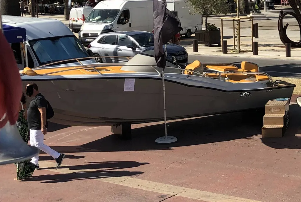 Bateau à moteur hord-bord neuf à vendre dans le Var 