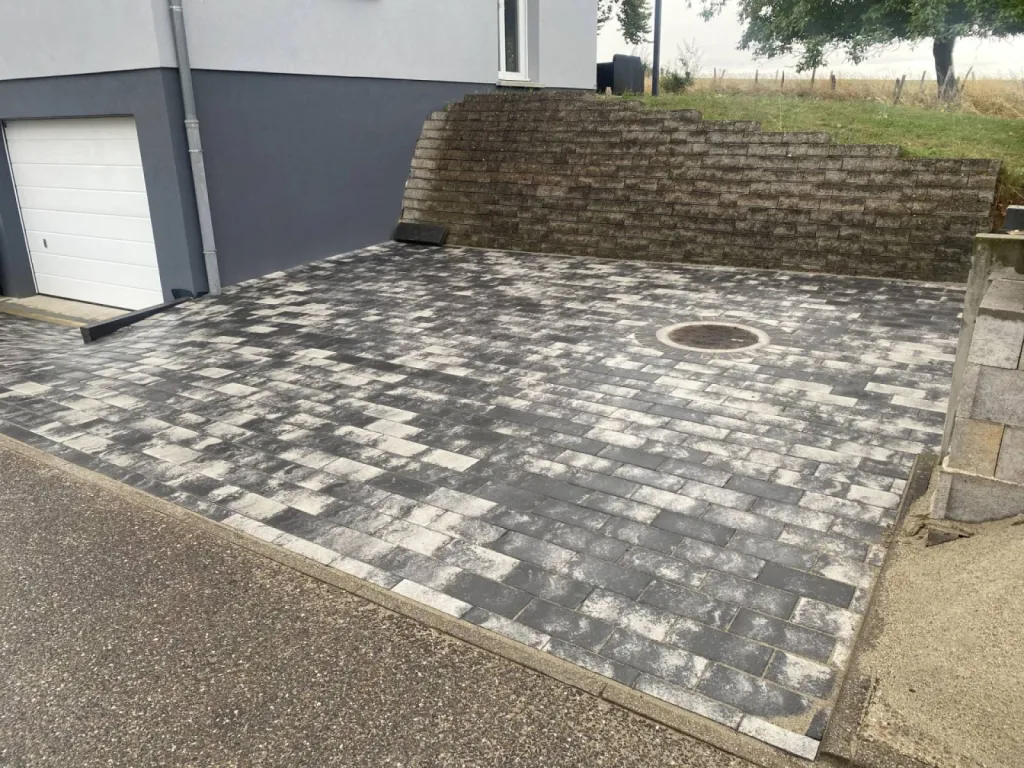 Terrasse d'une maison en pavé pour une maison à Ringeldorf, à proximité de Val-de-Moder 