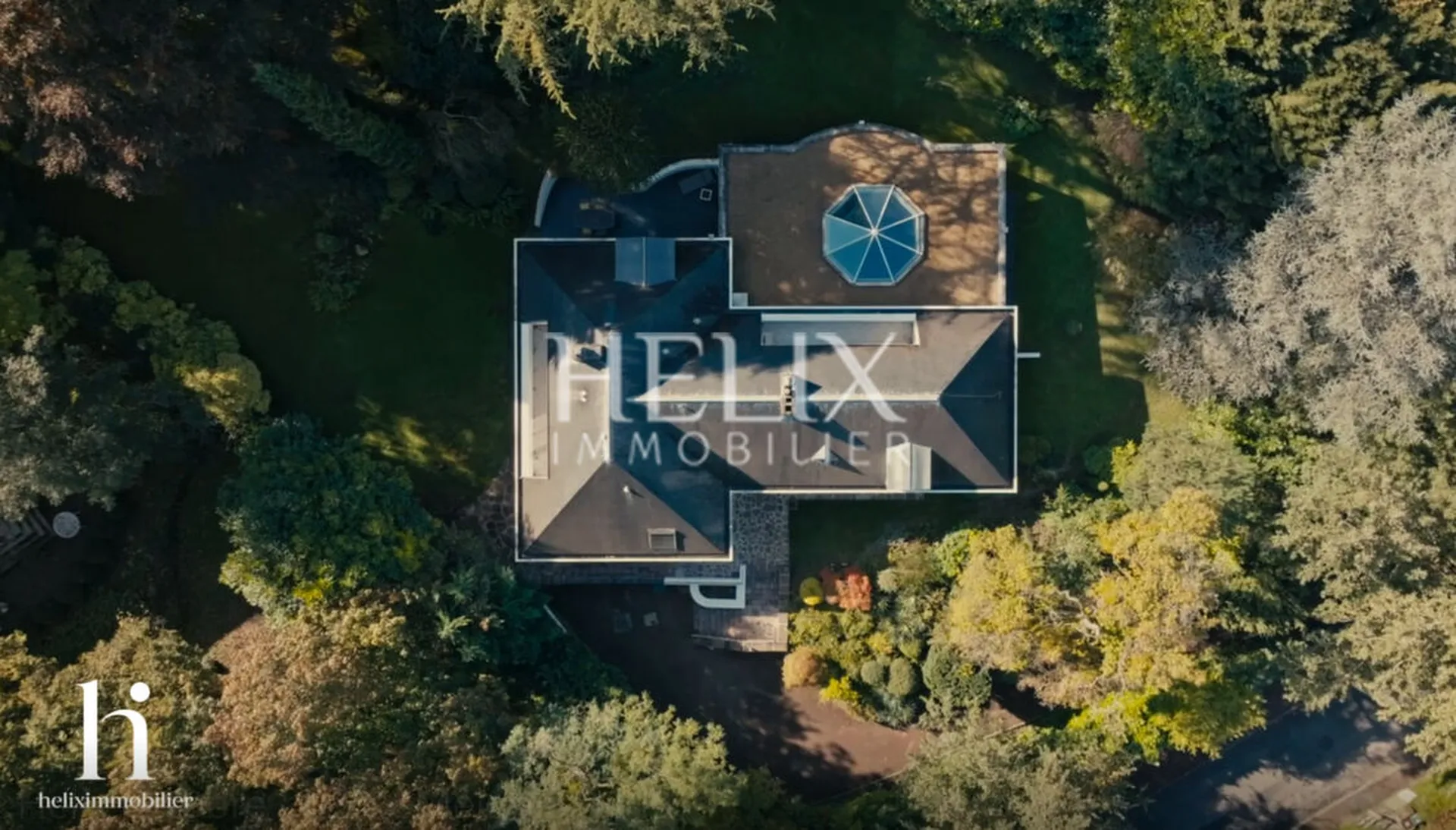 Maison à 7 minutes du centre de Saint Germain en Laye 10 pièces 410 m2 sur terrain de 3700 m2 avec piscine intérieure 8x4m très belles prestations