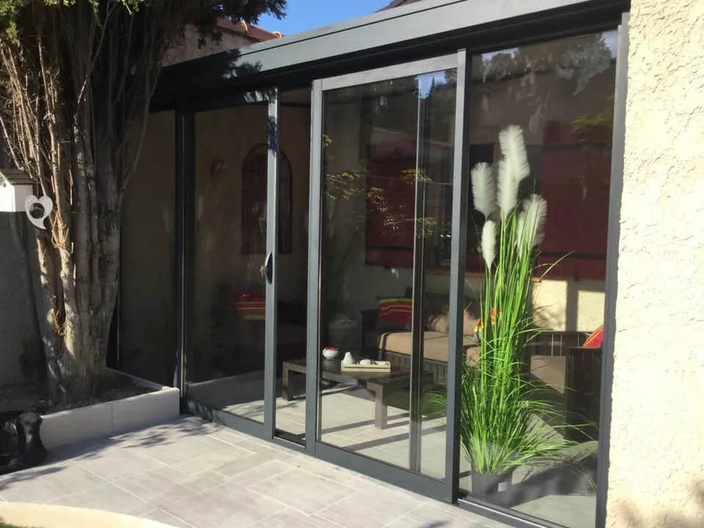 Pose d'une véranda avec toit en pente sur Martigues