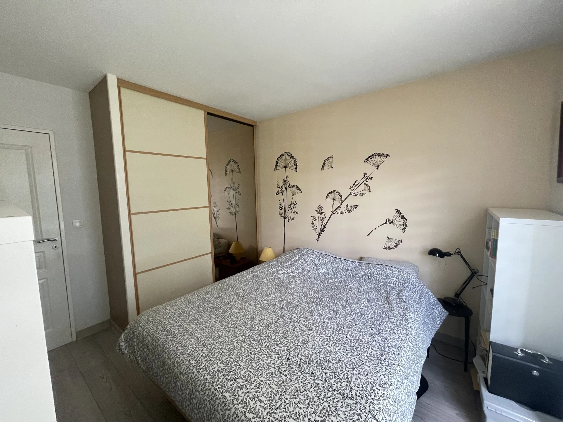 A vendre Croissy bel appartement rénové 3 chambres avec balcon et box à deux pas de la British school