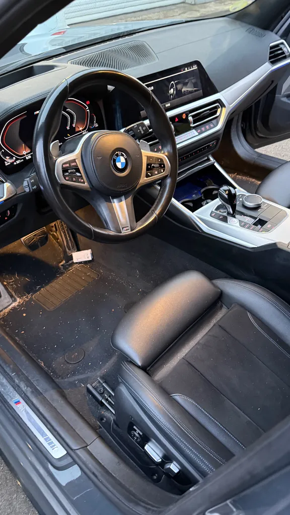 Préparation esthétique intérieure BMW 340d à Saint-Étienne avec traitement avancé pour Alcantara délicat et cuir automobile haut de gamme