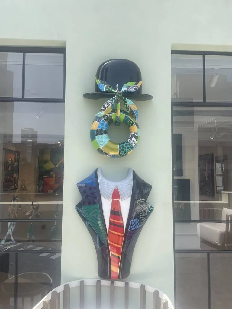 status en bronze placé sur un mur