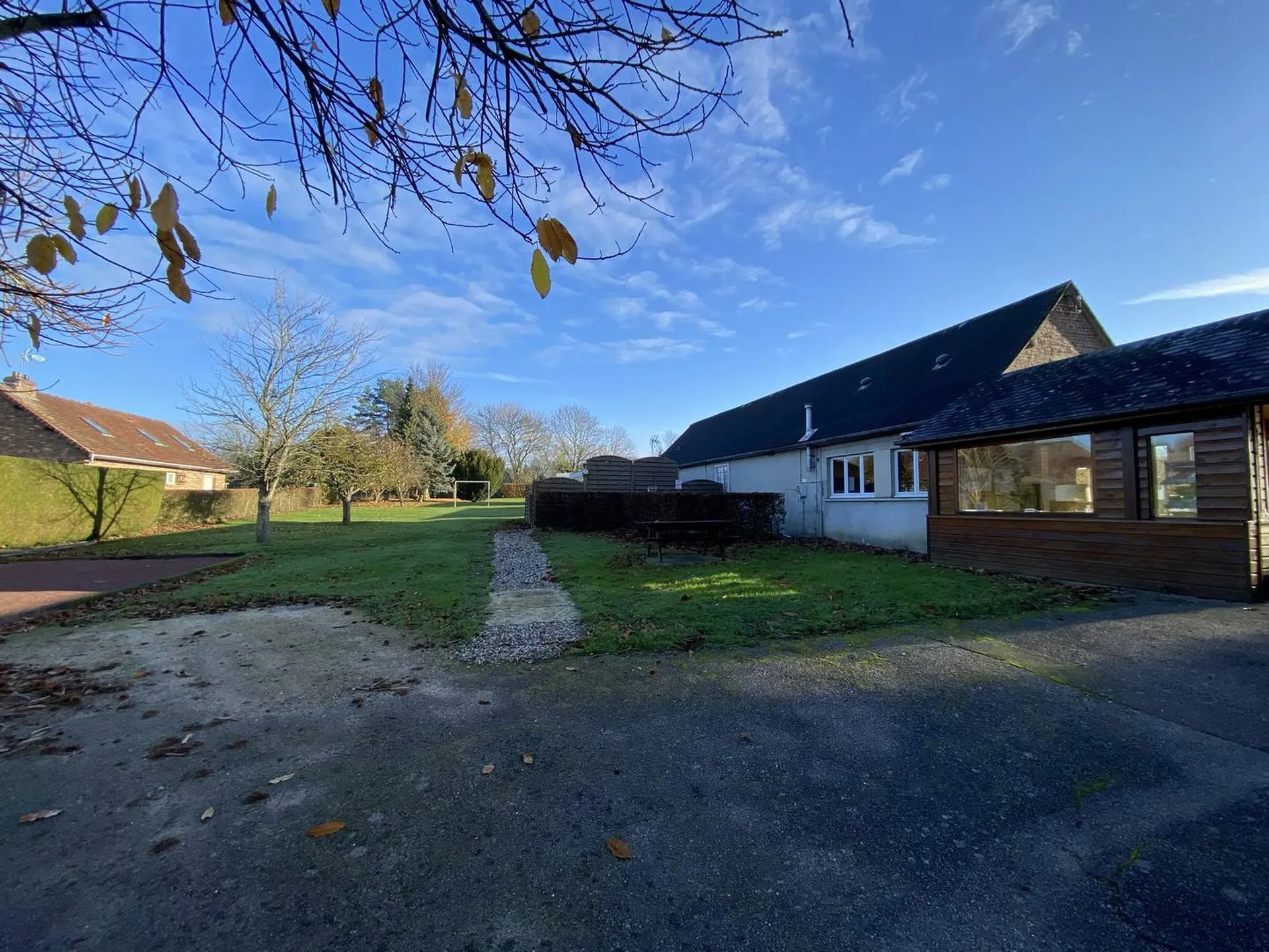 Une première maison divisée en deux logements et un réfectoire, cuisine aménagée, 18 couchages, Normandie 76
