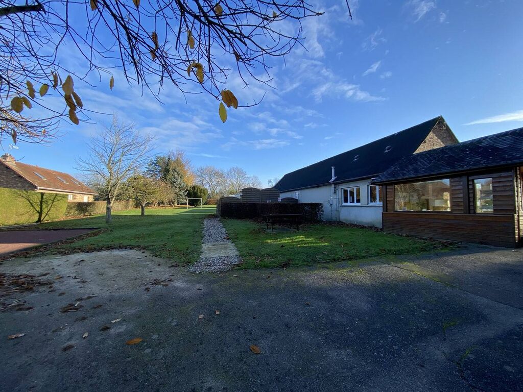 Une première maison divisée en deux logements et un réfectoire, cuisine aménagée, 18 couchages, Normandie 76
