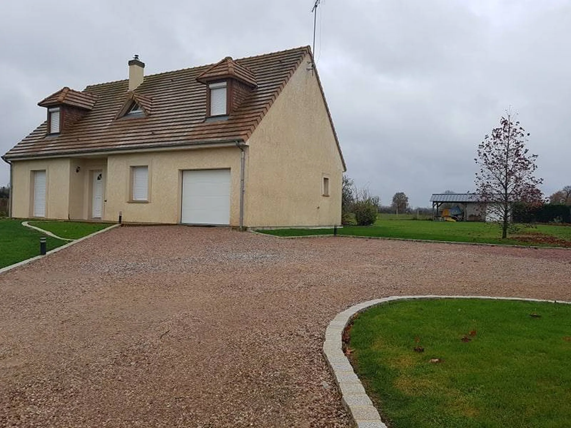 A découvrir maison de construction traditionnelle en très bon état de 4 chambres sur son terrain clos et arboré au coeur du Pays d'Auge 14