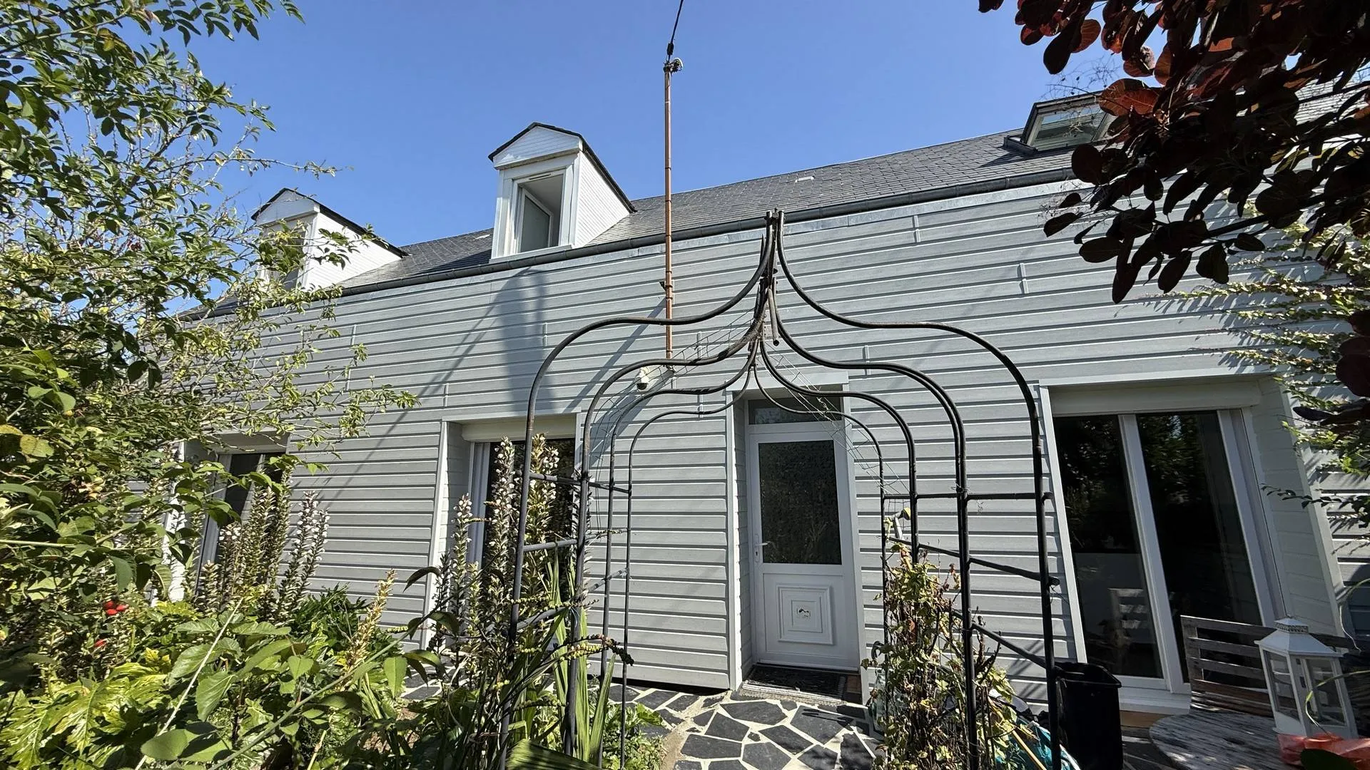 À vendre à Dieppe / Puys – maison de ville 105 m² : Idéalement située entre le centre de Dieppe et la plage de Puys, parfaite pour une famille.