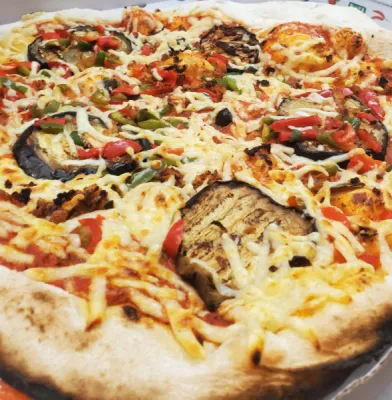 Pizza végétarienne cuite au feu de bois dans notre pizzeria en livraison à Salon de Provence
