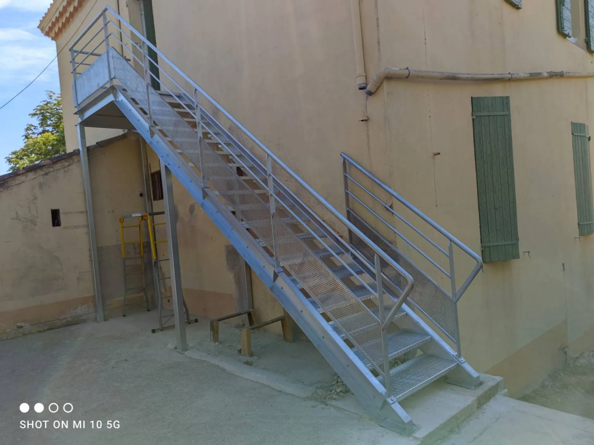 FABRICATION ET POSE ESCALIER ACIER GALVANISE SUR MESURE AVEC MARCHES DEMONTABLES MARTIGUES 