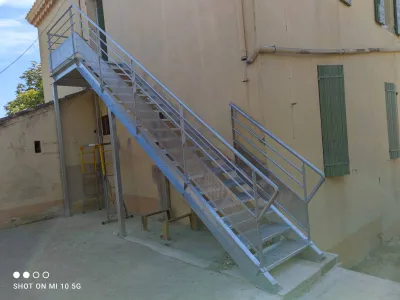 FABRICATION ET POSE ESCALIER ACIER GALVANISE SUR MESURE AVEC MARCHES DEMONTABLES MARTIGUES 