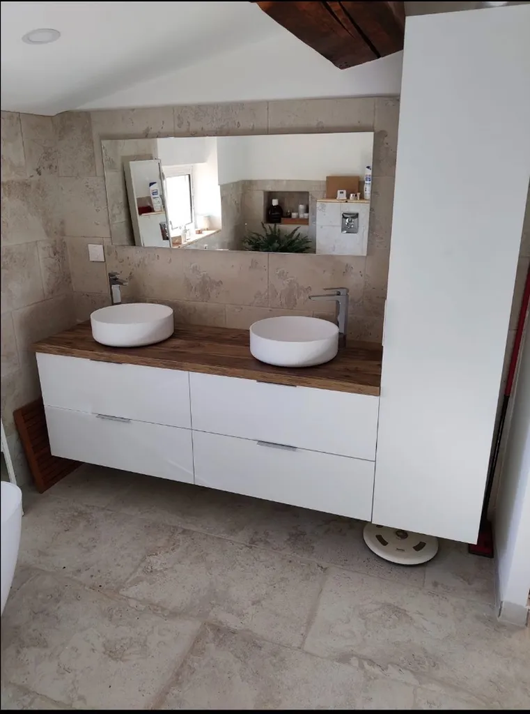 Création d’un meuble de salle de bain sur mesure Zen décor 19 mm avec rangements suspendus à Marseille 13008