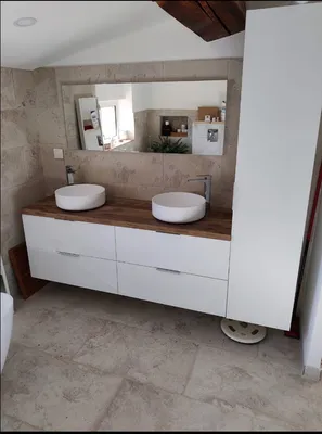 Création d’un meuble de salle de bain sur mesure Zen décor 19 mm avec rangements suspendus à Marseille 13008