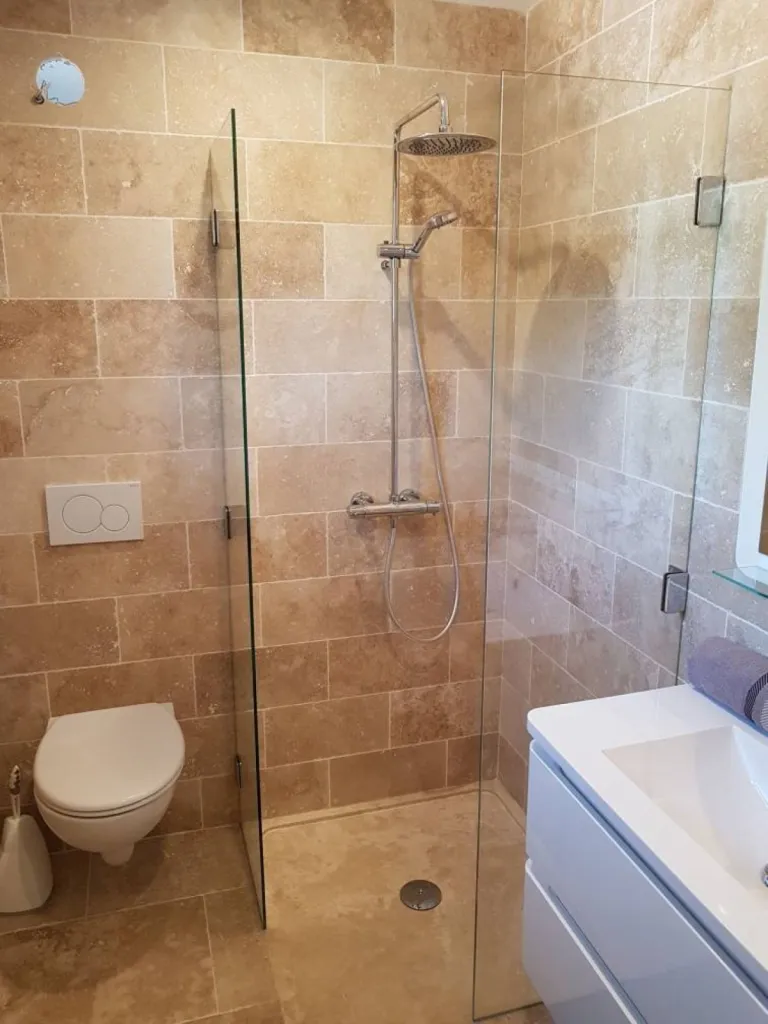 Pose et fabrication d'un Pare douche sur mesure à Pelissanne