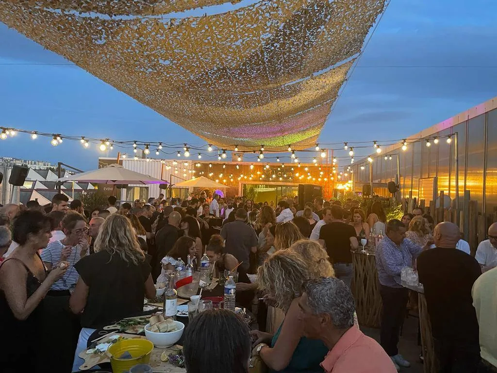 Bar restaurant avec soirées sur un rooftop et DJ à Marseille