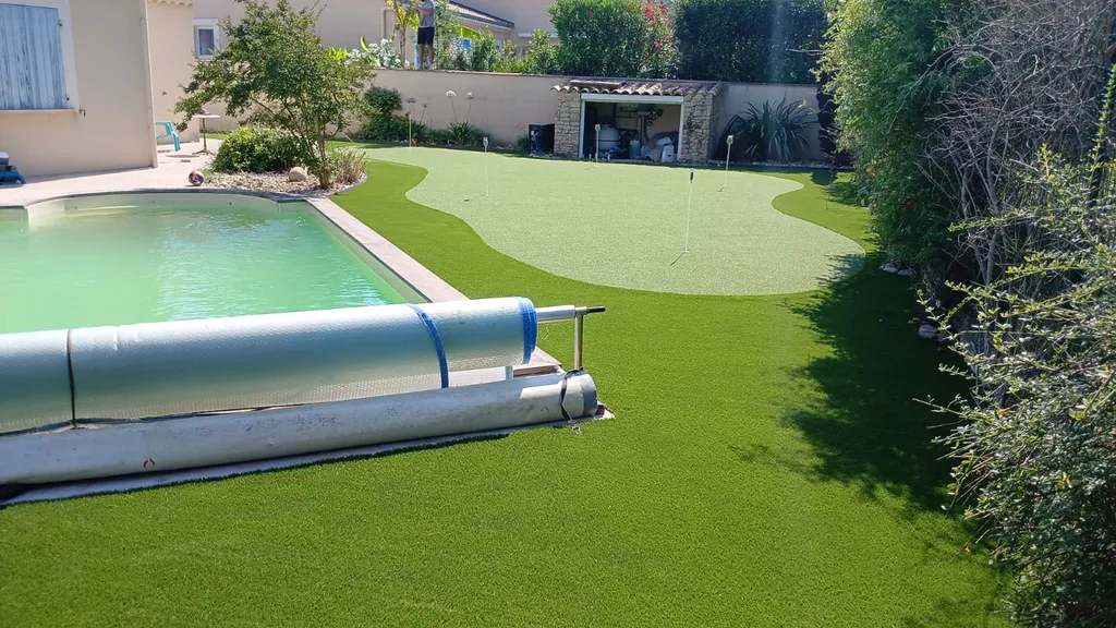 Aménagement putting green haut de gamme avec gazon synthétique technique et éclairage extérieur