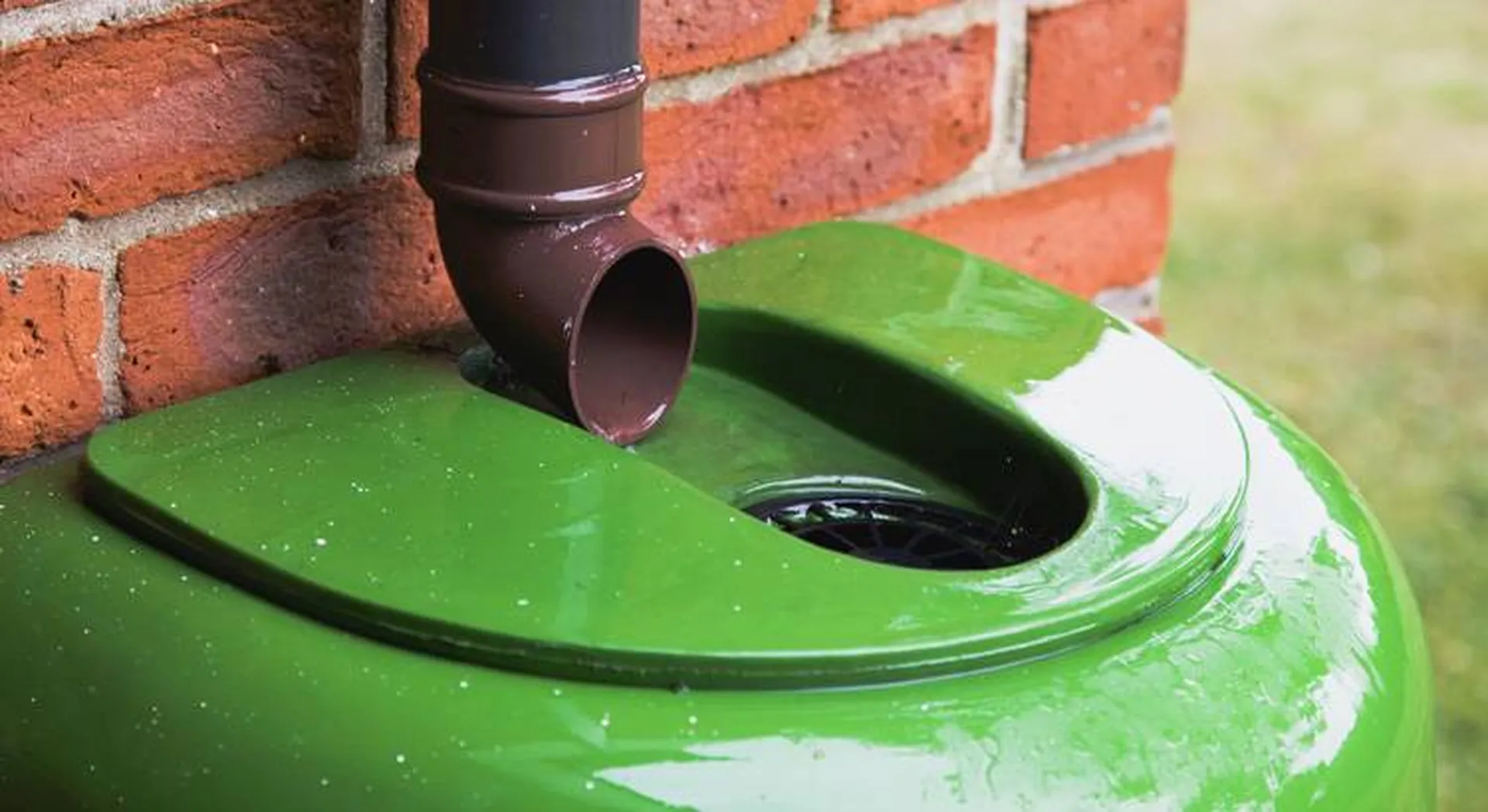 Récupérer les eaux de pluie, un geste écologique pour réduire sa facture d'eau à Belleville en Beaujolais