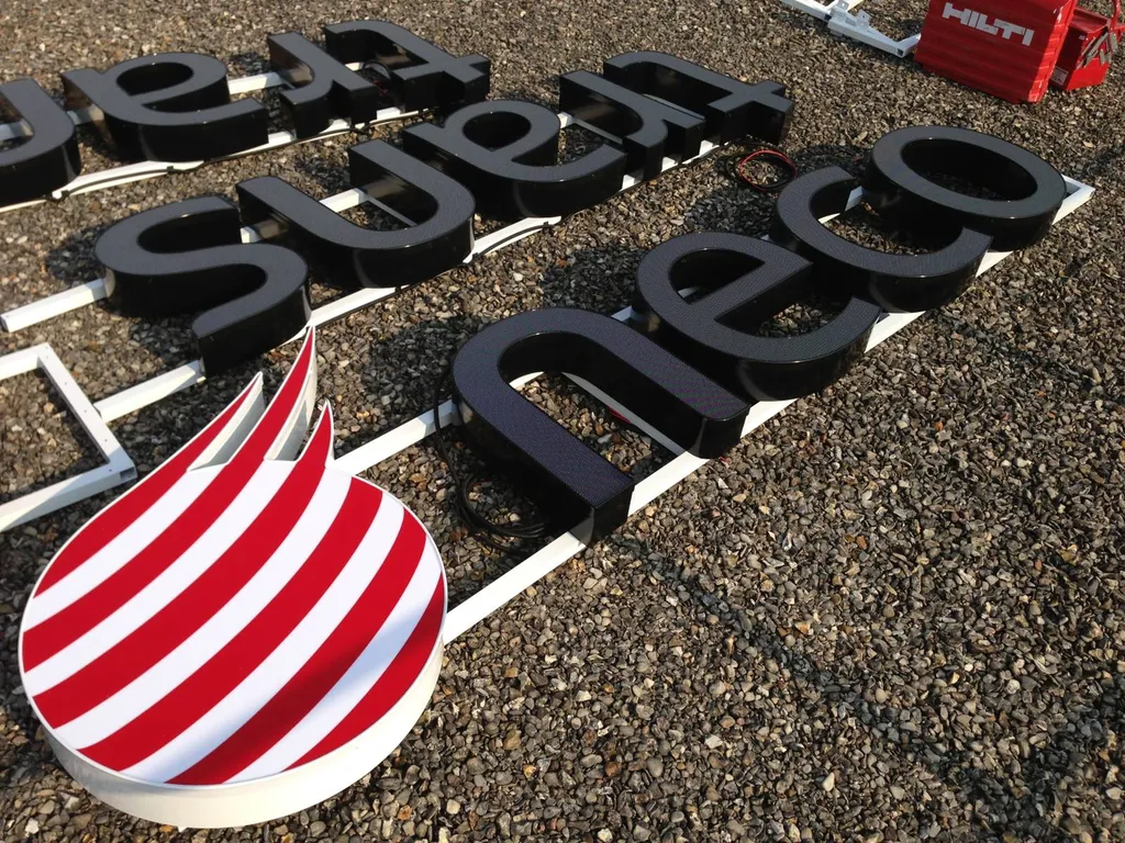 L’Enseigne Lumineuse : Quel est son Intérêt pour votre Entreprise à Paris