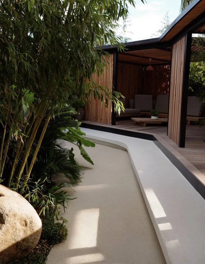 Jardin tropical contemporain avec terrasse bois à Aix-en-Provence (13090).