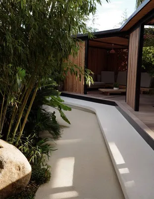 Jardin tropical contemporain avec terrasse bois à Aix-en-Provence (13090).