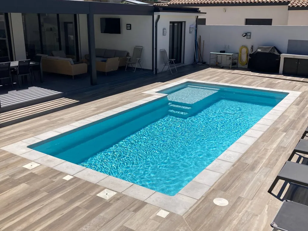 piscine coque rectangulaire avec margelles