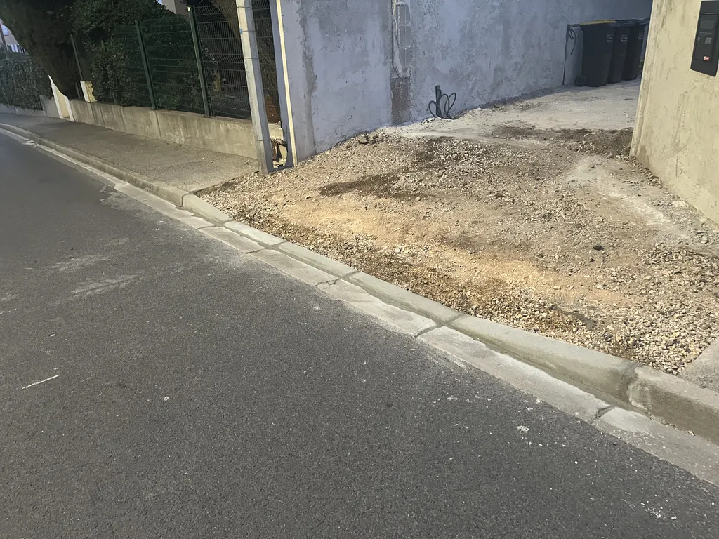 Création d’un passage bateau pour une maison neuve en construction à Bandol, avant la finition en enrobé