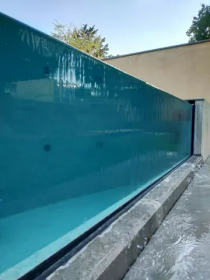 Construction piscine avec paroi de verre à débordement à Nîmes proche d'Uzès