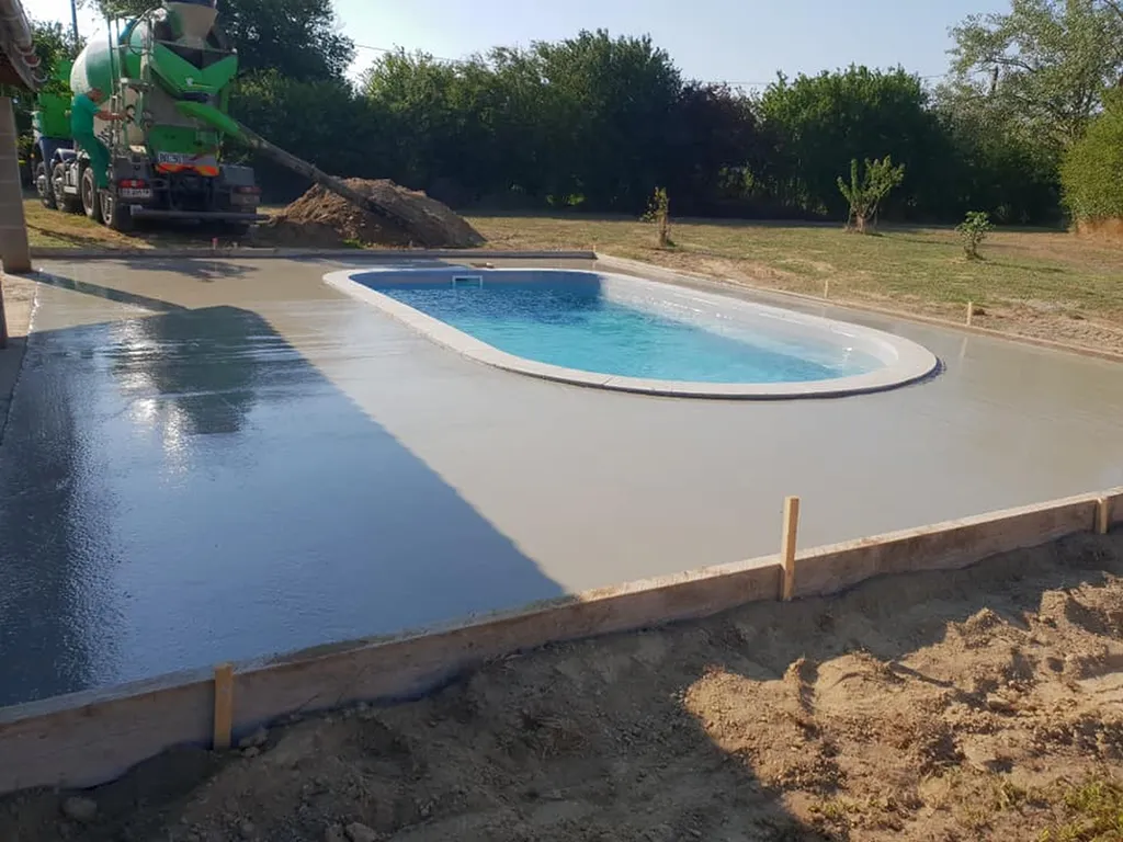 Réaliser une terrasse en béton autour d'une piscine coque avec terrassement technique et finitions personnalisées à Muret et Auterive
