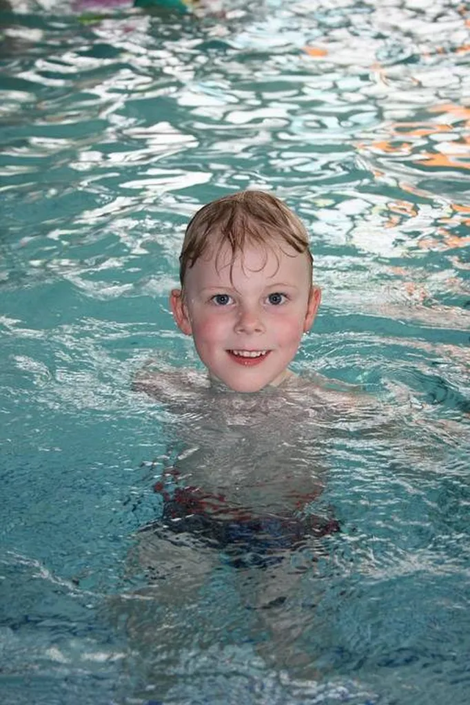 Cours de natation de perfectionnement pour enfants jusqu'à 8 ans à Talence