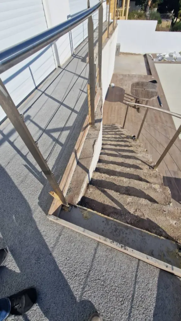 Design Épuré, Durabilité Externe : Notre Escalier en Ipé à Carry-le-Rouet 