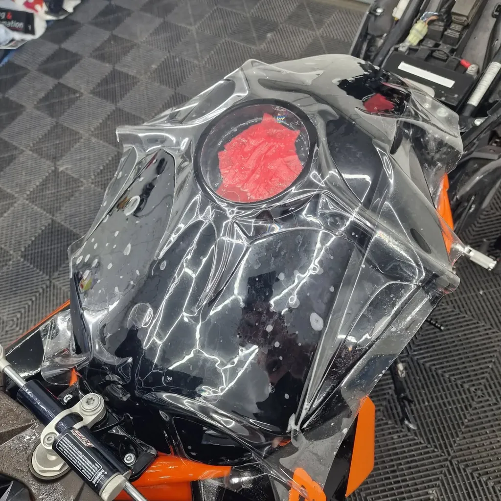 Pose de film PPF moto et protection esthétique près de Caen