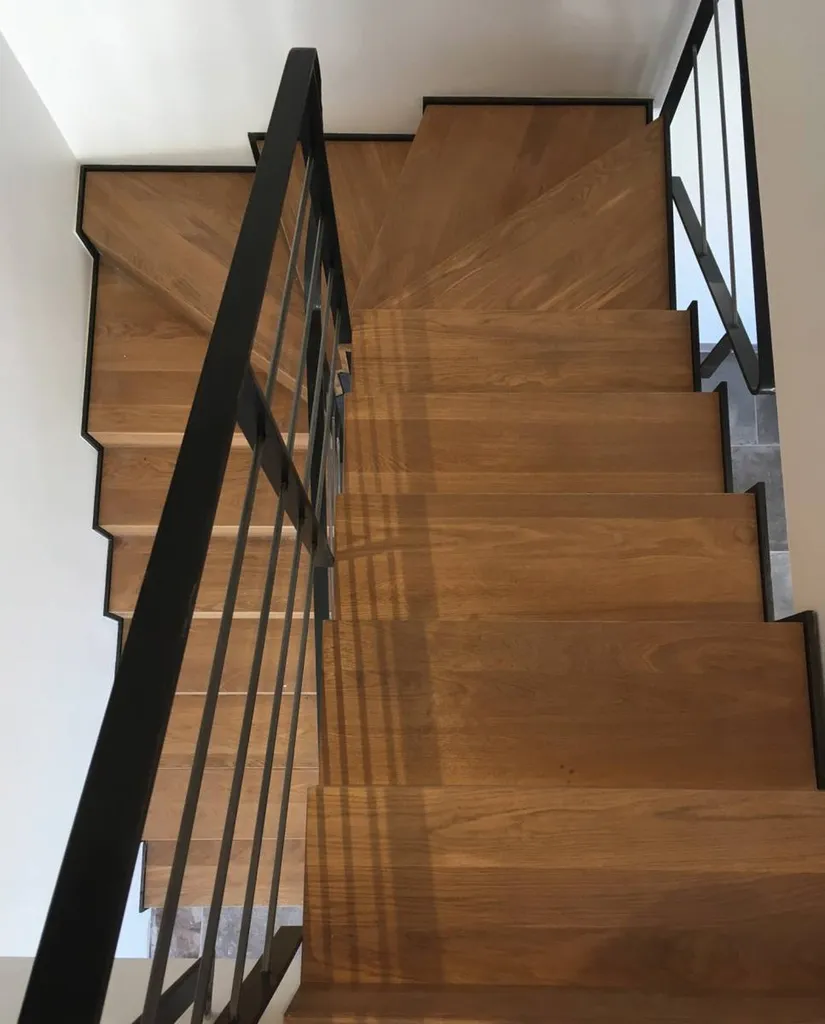 Aménagement intérieur d'une maison individuelle à Mollégès - Escalier métal et bois