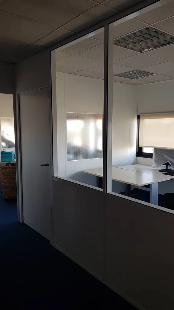 Cloisons démontables semi-vitrées avec porte stratifiée pour open-space à Nîmes